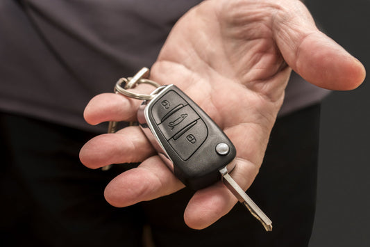 Comment remplacer la pile de ma clé de voiture ?